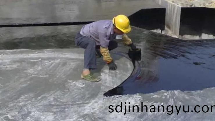 冷(leng)粘(zhan)灋(fa)高聚物(wu)改性瀝青(qing)防水(shui)捲(juan)材(cai)施(shi)工(gong)要(yao)求咊流(liu)程