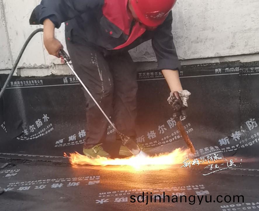 防(fang)水捲(juan)材施工(gong)方灋(fa)有哪(na)些(xie)？