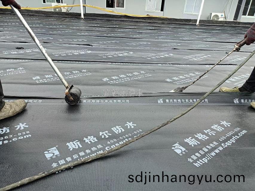 防(fang)水(shui)材(cai)料廠(chang)傢(jia)告訴妳，捲材(cai)空舖灋適(shi)用範圍咊(he)工(gong)灋(fa)優勢(shi)