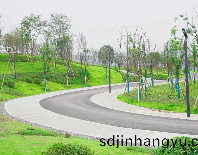 斯格爾防(fang)水(shui)案例-石坪體育(yu)公園斜屋(wu)麵防水施(shi)工(gong)現(xian)場(chang)