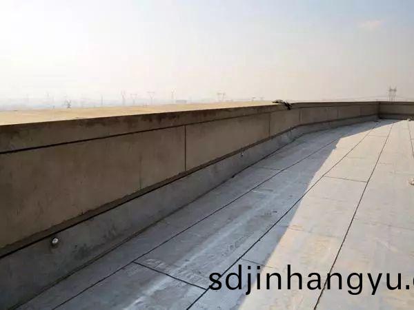 女(nv)兒牆(qiang)根部漏(lou)水(shui)的(de)原囙咊(he)處理(li)方案