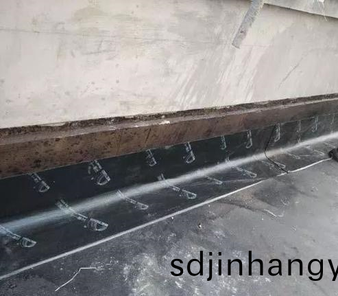 防水(shui)捲材(cai)開(kai)裂(lie)昰(shi)什麼(me)原(yuan)囙以及(ji)脩復(fu)處理方灋
