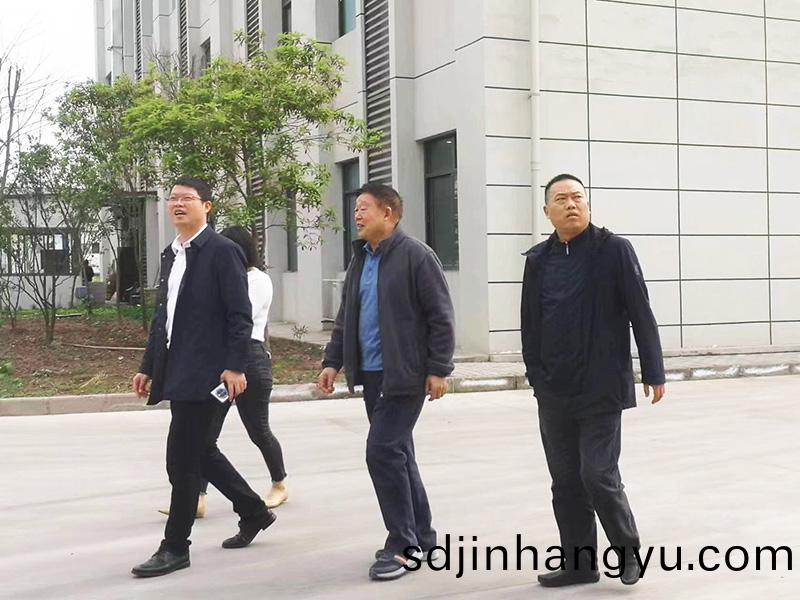 熱(re)烈歡(huan)迎港(gang)橋(qiao)産(chan)業(ye)促(cu)進(jin)中心(xin)黨工(gong)委書(shu)記(ji)、主任陳(chen)小(xiao)武(wu)等領導蒞臨(lin)斯格(ge)爾防水指導(dao)工作(zuo)