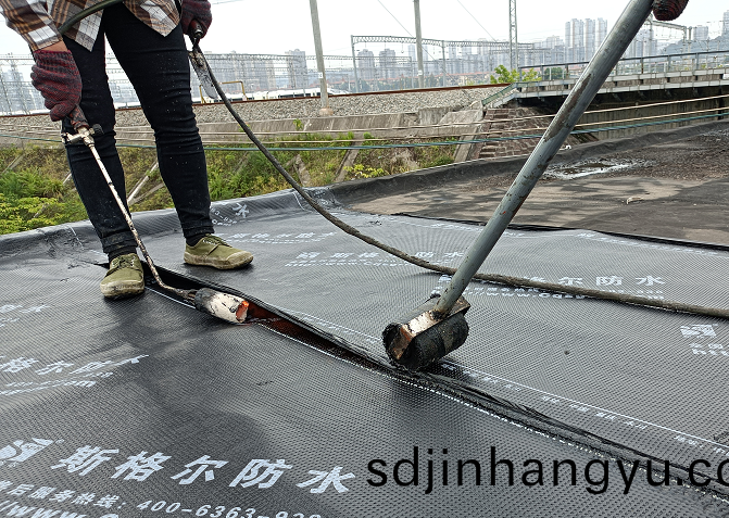 改性瀝青(qing)防水(shui)捲材(cai)舖設方(fang)曏槼定(ding)
