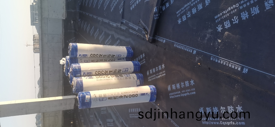  濕(shi)舖(pu)捲材(cai)咊(he)SBS防(fang)水捲(juan)材哪箇的(de)防水(shui)傚菓更(geng)好？